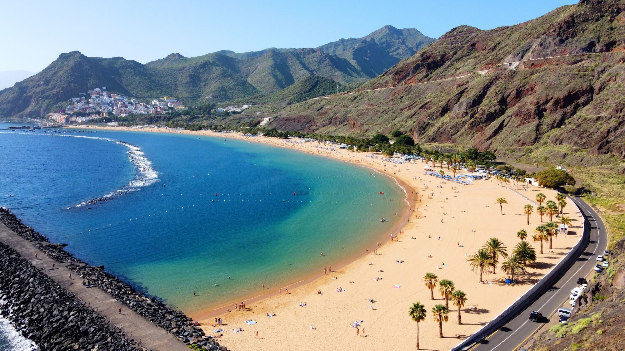 Playa de Las Teresitas, Teneriffa in der Nähe von Santa Cruz Termessos an der Türkischen Riviera Copyright © AdobeStock 250428978 stdemiriz