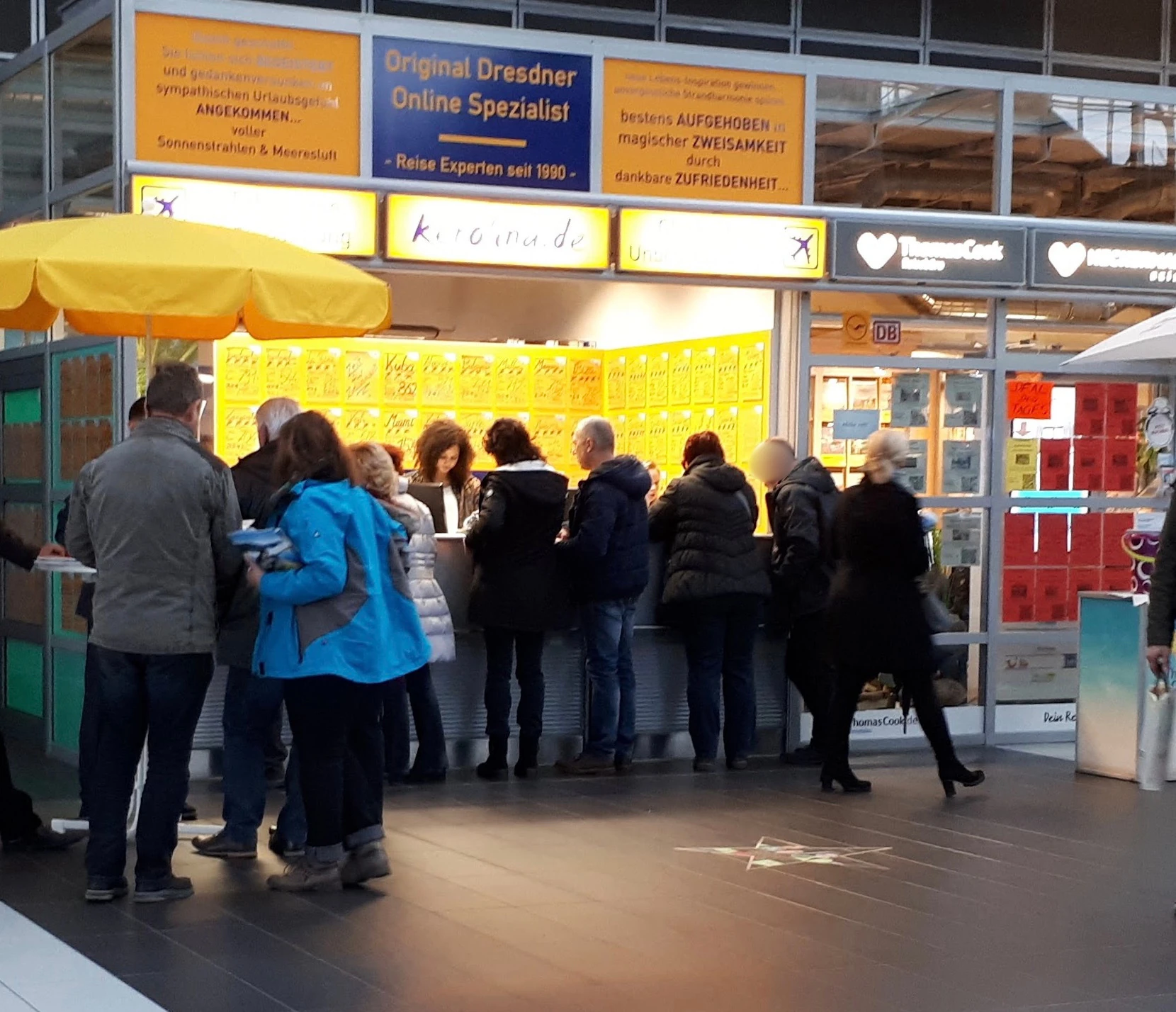 Gesamtansicht des KEROLINA-Standorts im Flughafen Dresden mit Counter, Last-Minute-Bereich und Beratungsraum