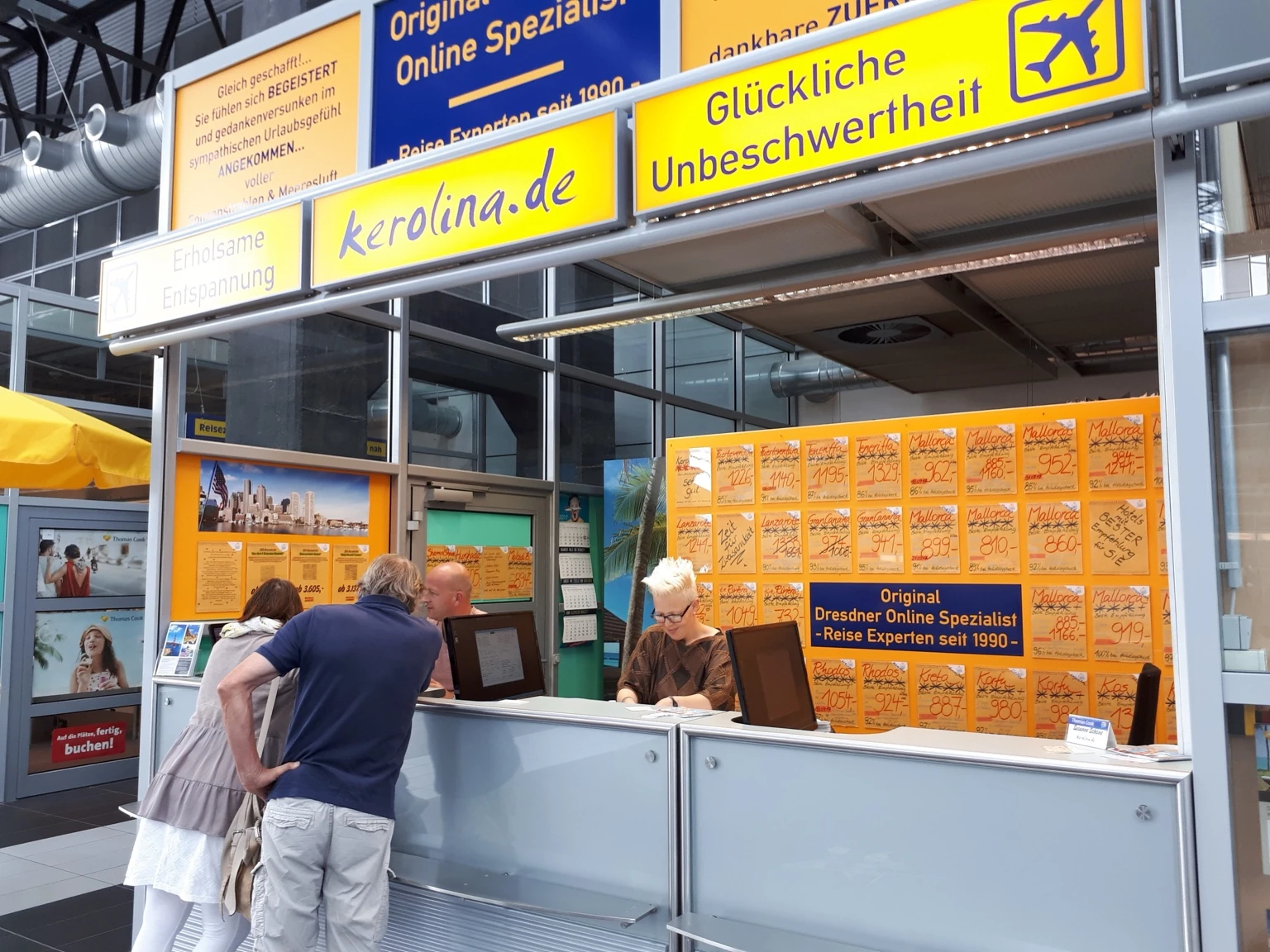 Zahlreiche Kunden am KEROLINA-Counter im Flughafen Dresden, lebhafter Andrang zeigt die Beliebtheit des Reisebüros in der Region