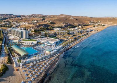 Panoramablick Strand Arina Beach Kreta mit Poolbereich und Liegen im Garten/Aussenbereich mit Poolrestaurant und Poolbar am Strand im Arina Beach Kreta - Copyright © Arina Beach