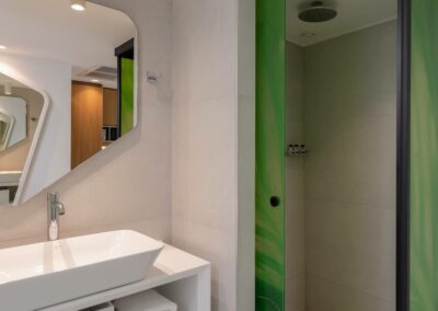Familienzimmer Bad mit Dusche im Haupthaus im Hotel Arina Beach Kreta - Copyright © Arina Beach