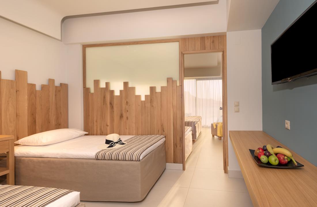 Familienzimmer 4 Betten mit Meerblick im Haupthaus im Hotel Arina Beach Kreta - Copyright © Arina Beach