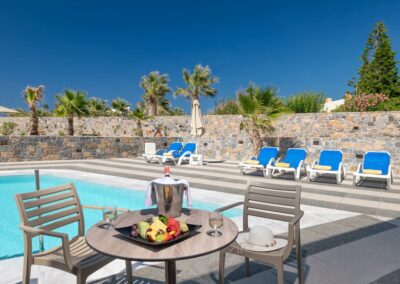 Familienzimmer Maisonette Apartment mit Private Pool im Haupthaus im Hotel Arina Beach Kreta - Copyright © Arina Beach