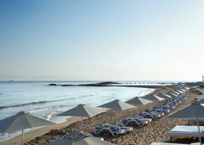 Hotelstrand inklusive Liegen im Arina Beach Kreta - Copyright © Arina Beach