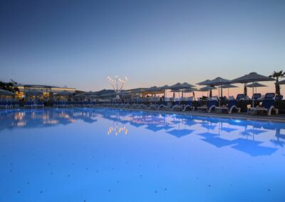 Poolbereich und Liegen im Garten/Aussenbereich am Strand im Arina Beach Kreta - Copyright © Arina Beach