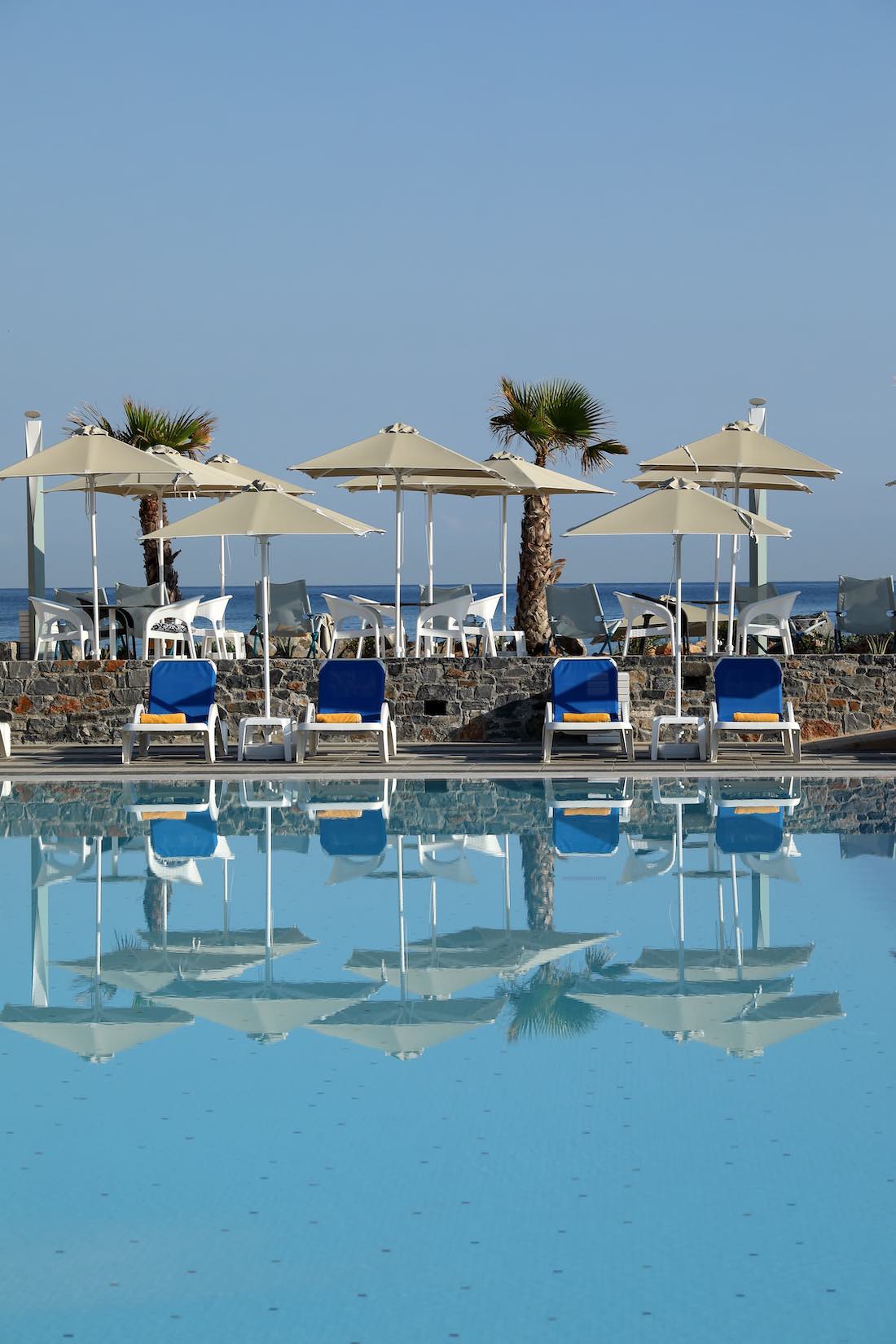 Hauptpool und Liegen im Garten/Aussenbereich und Poolbar bzw. Poolcafe am Strand im Arina Beach Kreta - Copyright © Arina Beach