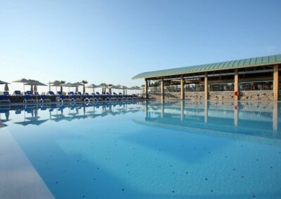 Hauptpool und Liegen im Garten/Aussenbereich und Strandbar / Poolbar bzw. Strandcafe am Strand im Arina Beach Kreta - Copyright © Arina Beach