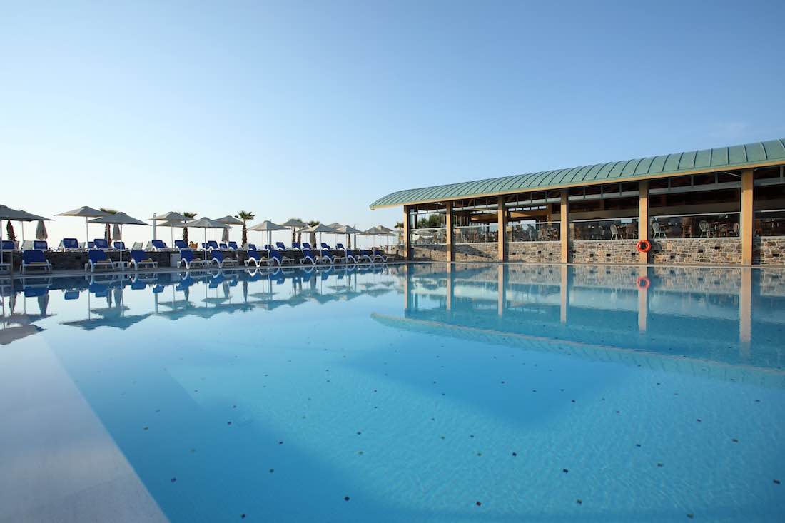 Hauptpool und Liegen im Garten/Aussenbereich und Strandbar / Poolbar bzw. Strandcafe am Strand im Arina Beach Kreta - Copyright © Arina Beach