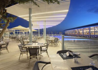 Poolrestaurant und Poolbar am Abend im Arina Beach Kreta - Copyright © Arina Beach