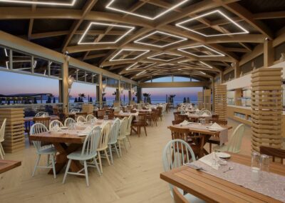 Poolrestaurant und Poolbar am Abend im Arina Beach Kreta - Copyright © Arina Beach