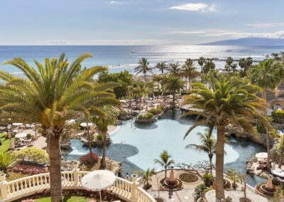 Gartenbereich mit Pool und Liegewiese im Bahia del Duque Teneriffa - Copyright © Bahia del Duque