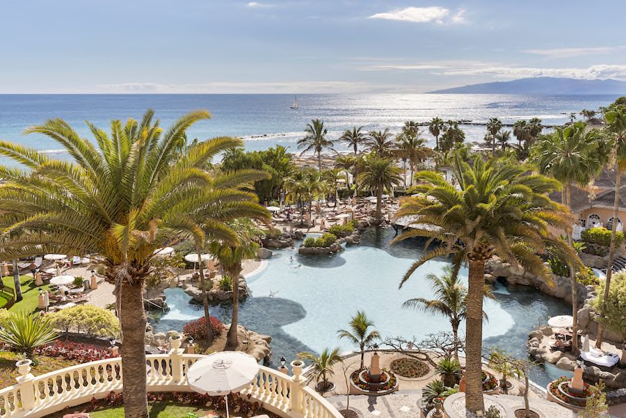 Gartenbereich mit Pool und Liegewiese im Bahia del Duque Teneriffa - Copyright © Bahia del Duque