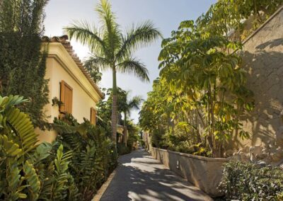 Gartenbereich / Zugangsweg der Villenzimmer im Bahia del Duque Teneriffa - Copyright © Bahia del Duque