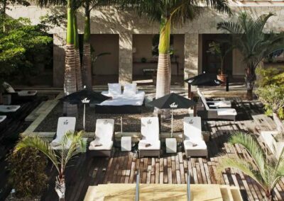 Wellness- Chilloutbereich Outdoor mit Pool im Palmengarten im Bahia del Duque Teneriffa - Copyright © Bahia del Duque