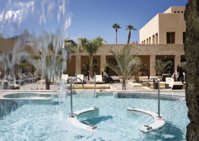 Wellness- Chilloutbereich Outdoor mit Pool im Palmengarten im Bahia del Duque Teneriffa - Copyright © Bahia del Duque