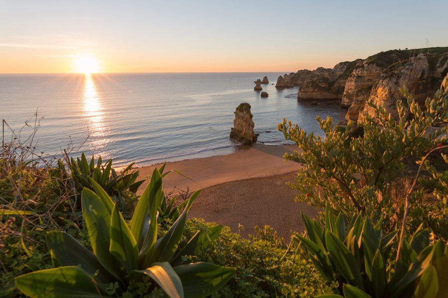 Portugal ( Algarve Lagos Praia Dona Ana ) Copyright © AdobeStock 250082549 pikselstock