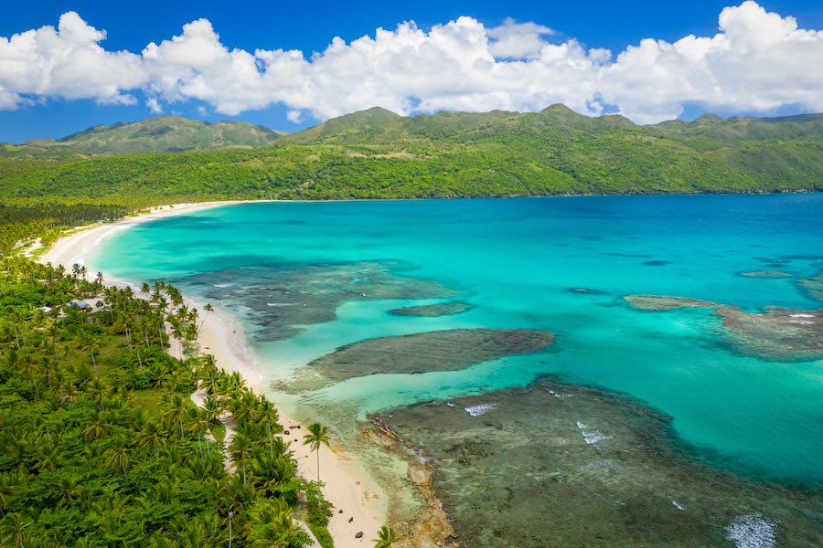 Rincon Bay bei Samana in der Dominikanischen Republik Copyright © AdobeStock 295837781 robertobinetti70