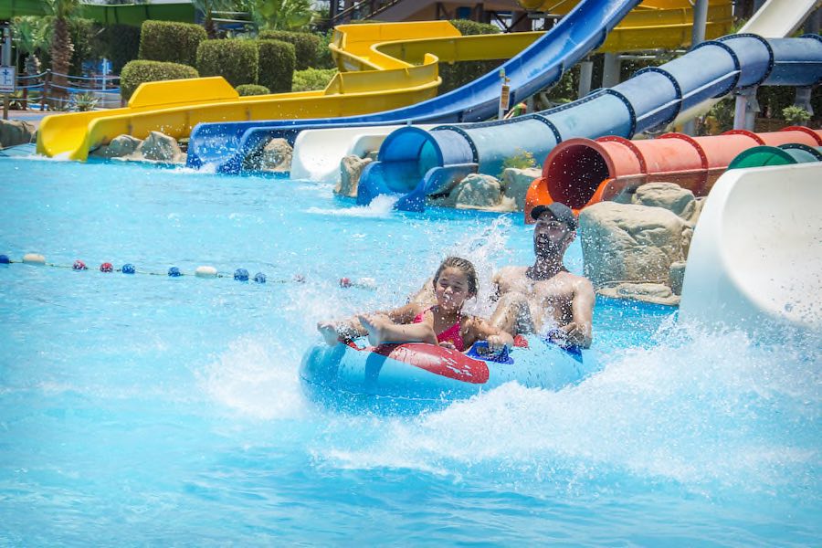 Pool mit Rutschen im Rutschenpark vom Hotel Copyright © AdobeStock 288845053 tsomka