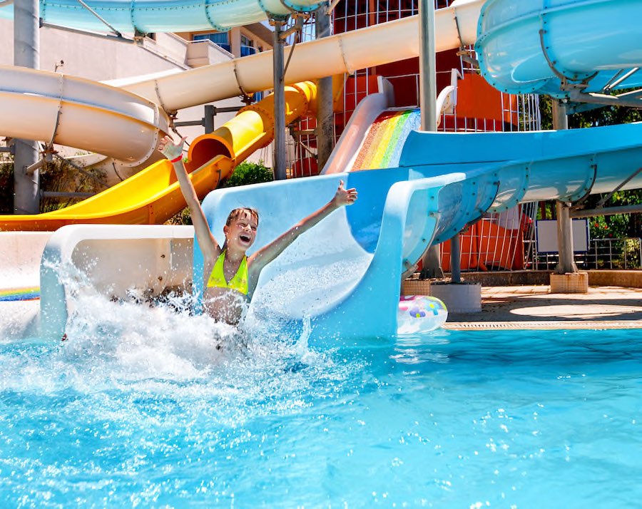 Pool mit Rutschen im Rutschenpark vom Hotel Copyright © AdobeStock 84412446 Gennadiy Poznyakov