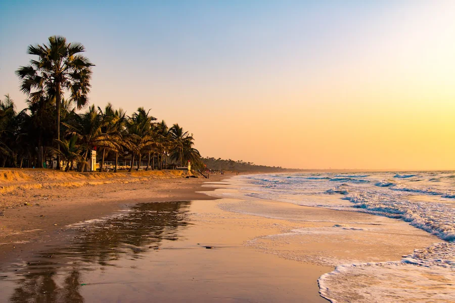 Gambia Strand ( Westafrika Atlantikstrand ) - Copyright © AdobeStock 196872274 evenfh