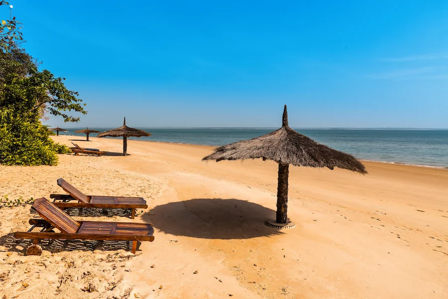 Gambia Strand ( Westafrika Atlantikstrand ) - Copyright © AdobeStock 217687206 Damian