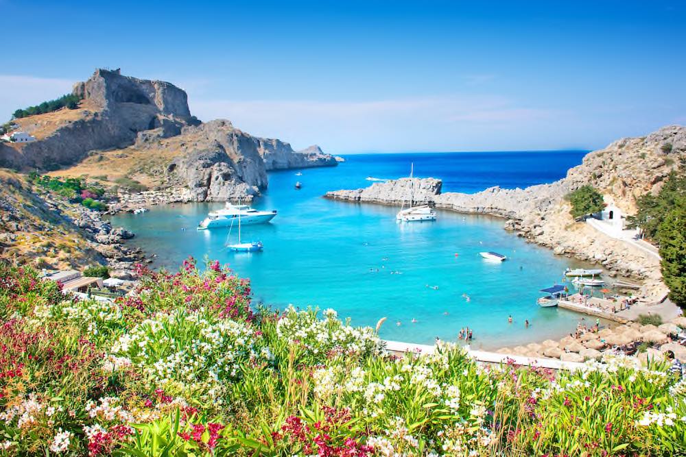 Rhodos bei Lindos Copyright © AdobeStock 280737053 lubos K - Panorama Blick auf die St. Paul Bay