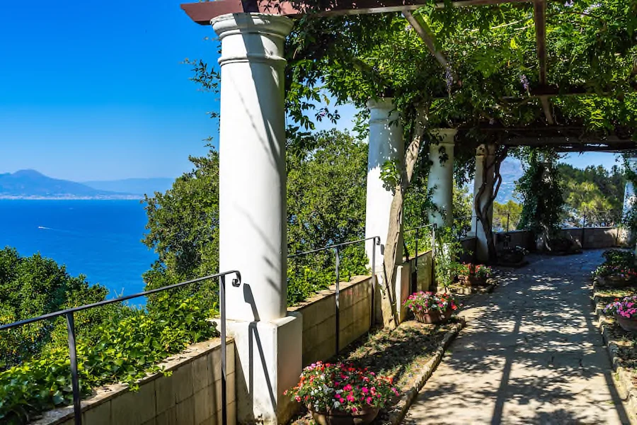 Insel Capri ( Pergola Villa San Michele ) - Copyright © AdobeStock 296850807 Francesco Bonino