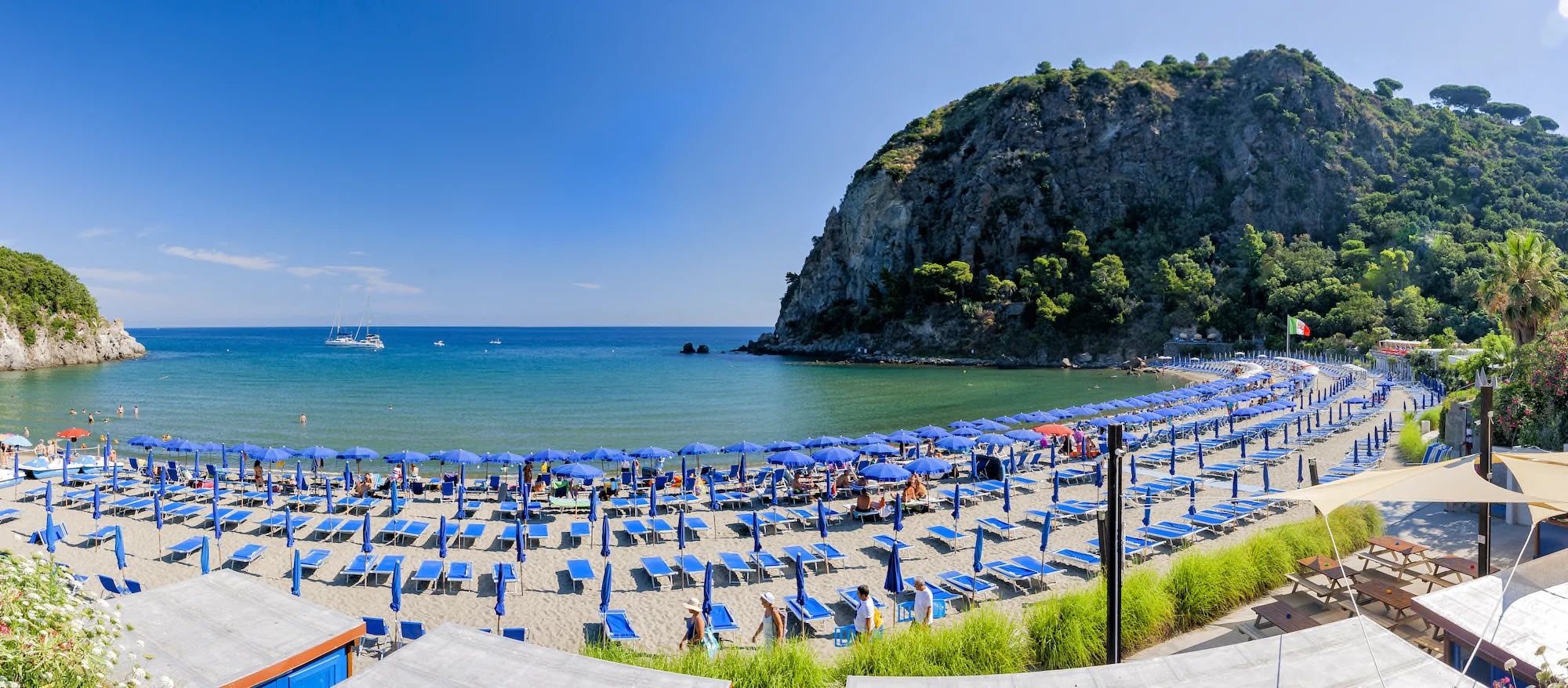 Insel Ischia ( Baia di San Montano - Lacco Ameno in Forio ) - Copyright © AdobeStock 331159015 Umberto