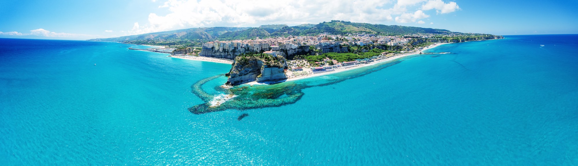 Santuario di Santa Maria dell Isola di Tropea in Kalabrien ( Italien ) Copyright © AdobeStock 162236170 jovannig