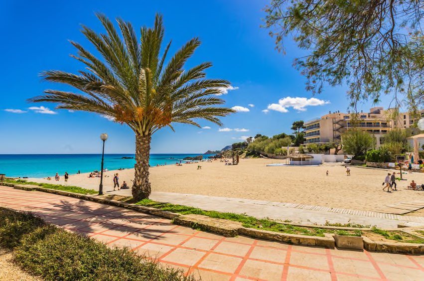 Cala Ratjada Strand Copyright © AdobeStock 108125552 vulcanus