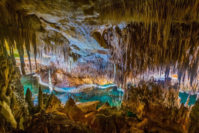 Drachenhöhle Copyright © AdobeStock 211841511 dudlajzov