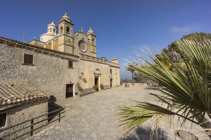 Ermita de Bonany Copyright © AdobeStock 370944177 Tolo