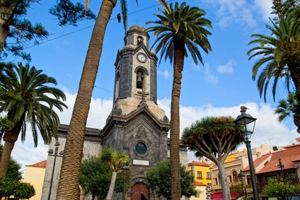 Puerto de la Cruz ( Altstadtspaziergang Kirche "Nuestra Señora de la Peña de Francia" ) - Teneriffa Copyright © AdobeStock 117857936 XS olenatur