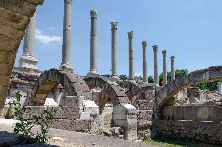 Izmir Smyrna Ruins of Agora Copyright © AdobeStock 215189277 Dmitri Kalvan