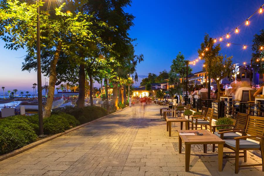 Tuerkische Riviera Side Hafenpromenade am Abend Copyright © AdobeStock 209982427 Patryk_Kosmider