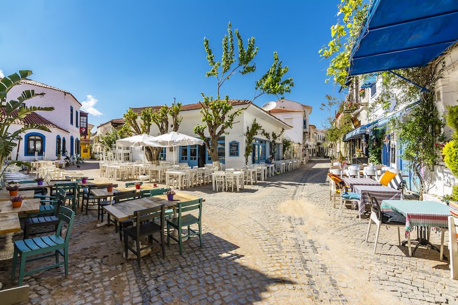 Cesme Alacati Town Copyright © AdobeStock 432670338 nejdetduzen