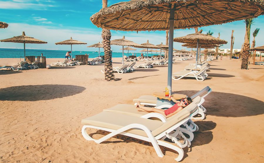 Tunesien Liegen und Schirme am Strand inklusive mit Strandbar Copyright © AdobeStock 249705348 yanadjan